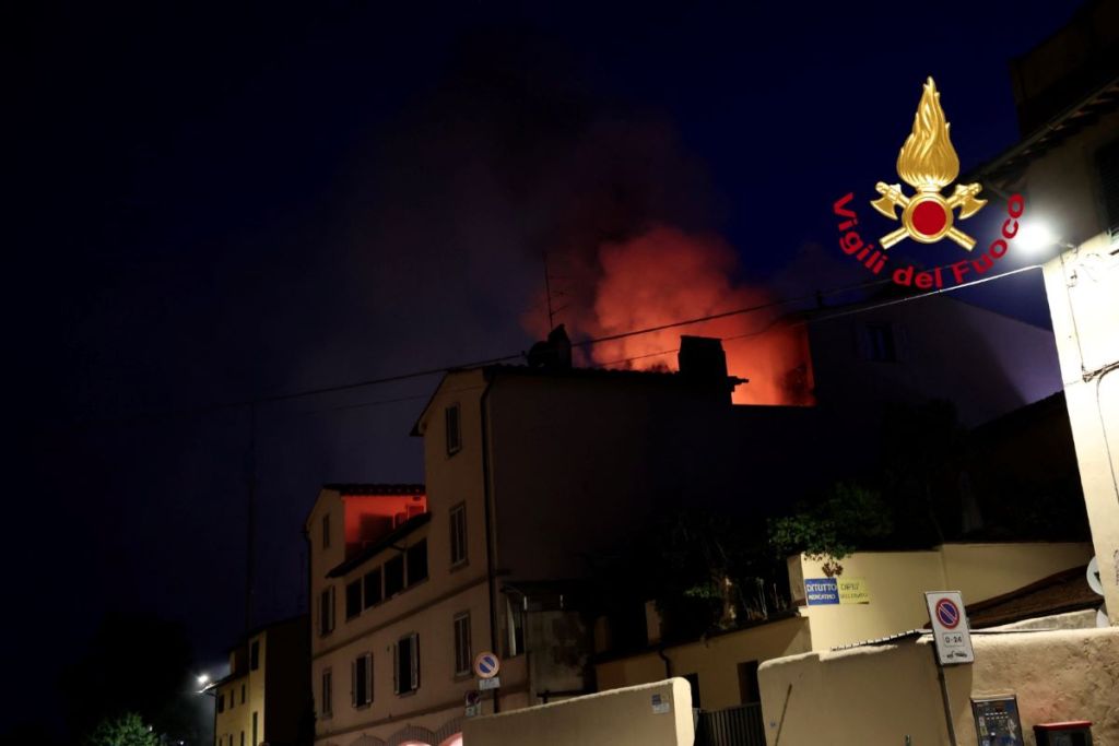 Violento rogo in un palazzo di Firenze, 2 feriti (foto e video)