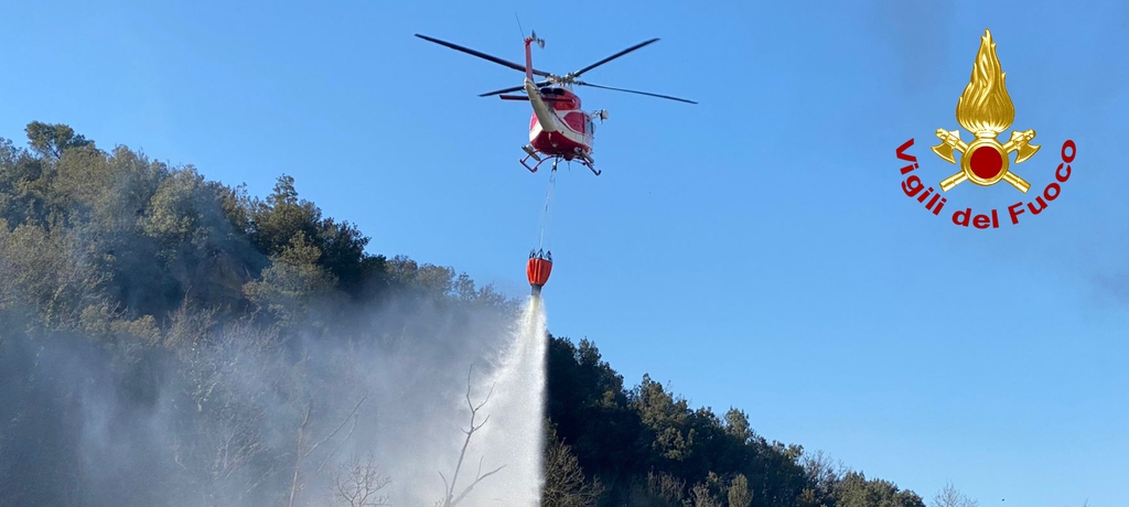 4 incendi nei boschi, elicotteri in azione a Montespertoli