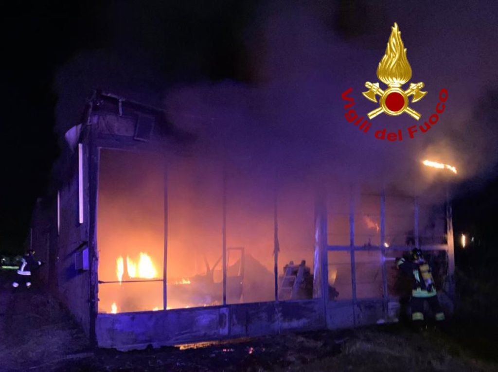 Vasto incendio a Torrita: a fuoco capannone