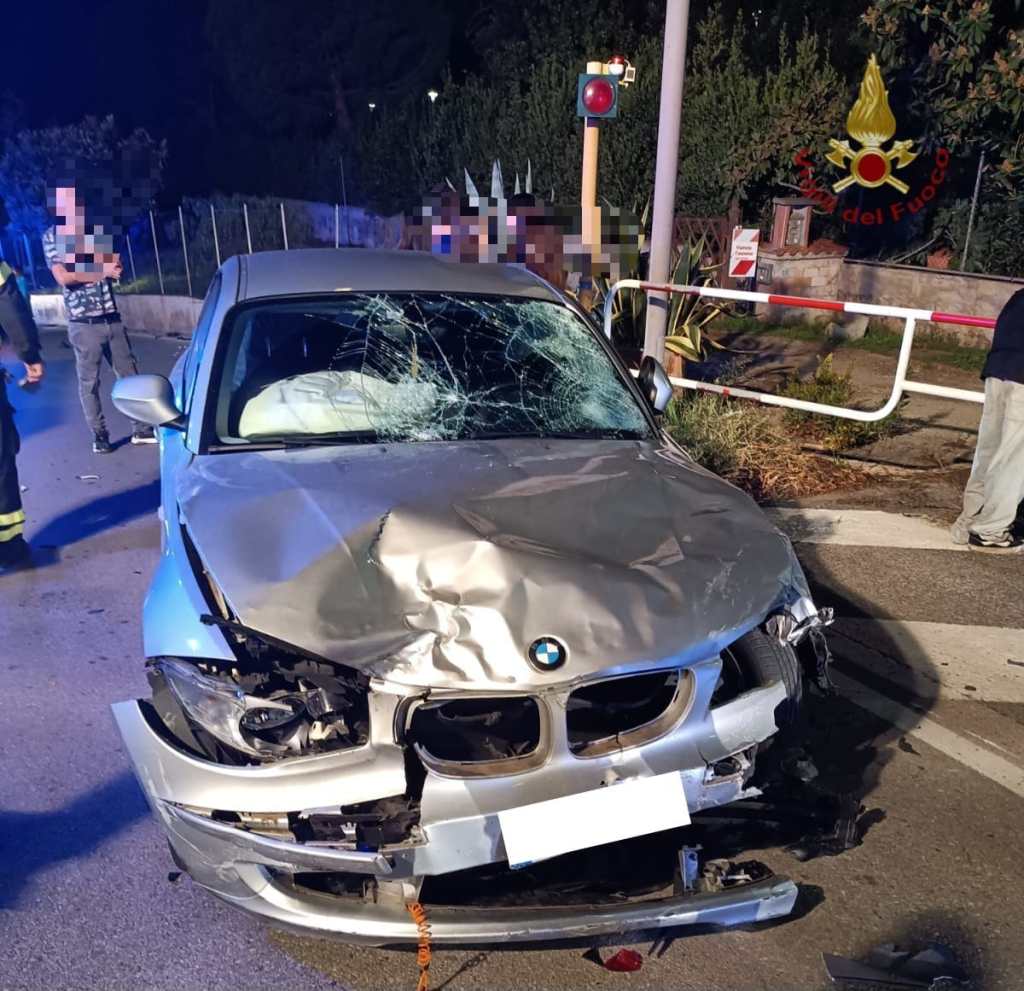 Scontro tra due motorini e un'auto a Follonica: gravi due 15enni. Intervenuto Pegaso