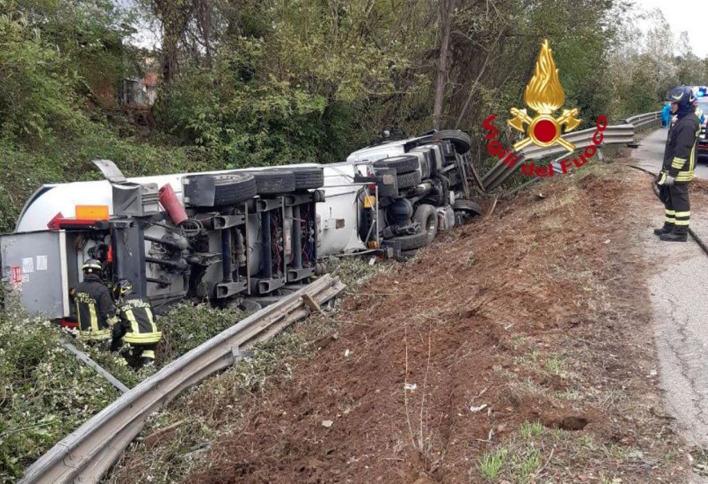 Camion con 40mila litri di Gpl si ribalta in Drove, viabilità in tilt. Ferito l'autista📽️