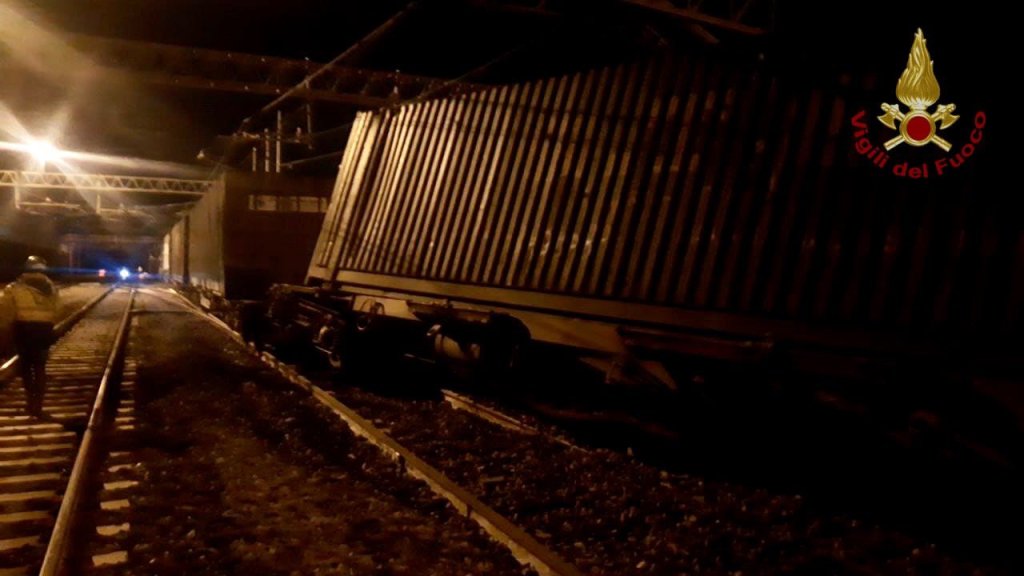 Circolazione treni interrotta sulla Firenze Bologna per il deragliamento di un carro merci a Castello