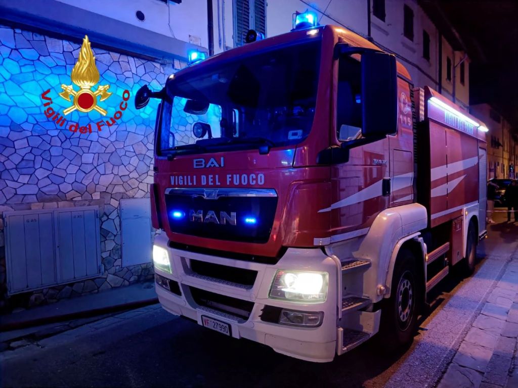 A fuoco auto e furgoni in un garage a Lastra a Signa