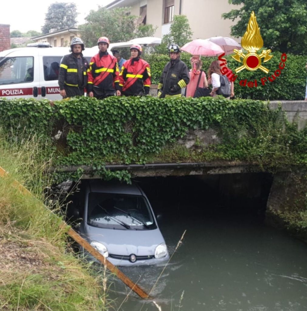 Auto tamponata finisce nel canale a Lucca. Fermato il conducente
