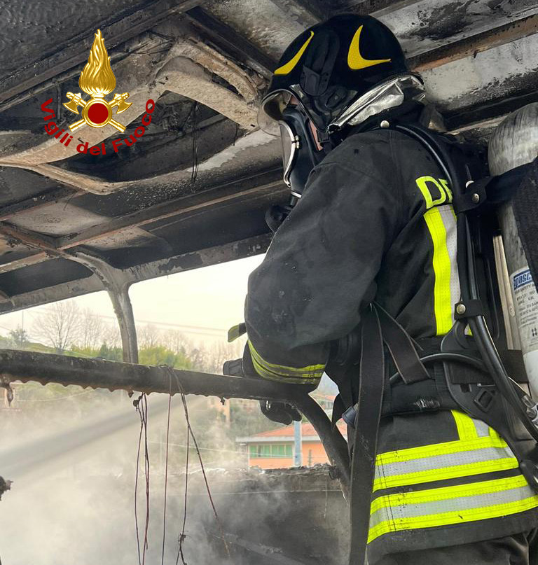 Autobus in fiamme, 8 auto danneggiate (foto)