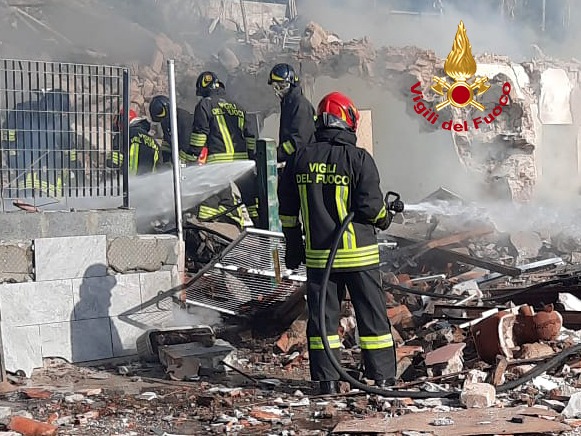 Esplosa una palazzina a Lucca per fuga di gas, un ferito e due sotto le macerie
