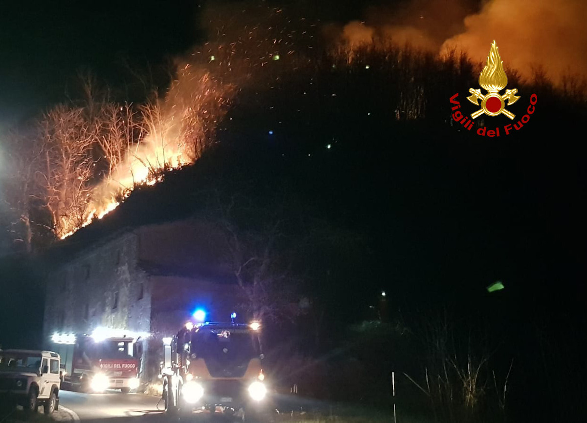 Toscana in fiamme: 16 roghi in un giorno. Incendio  in provincia di Lucca (video dell'intervento)