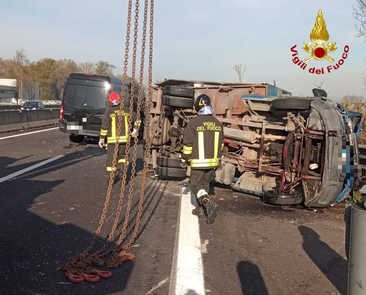 Carambola in autostrada: coinvolte 5 auto e 2 furgoni
