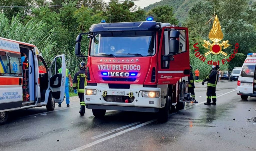Un morto e 3 feriti sulla via Lodovica nel frontale tra un'auto e un motocarro