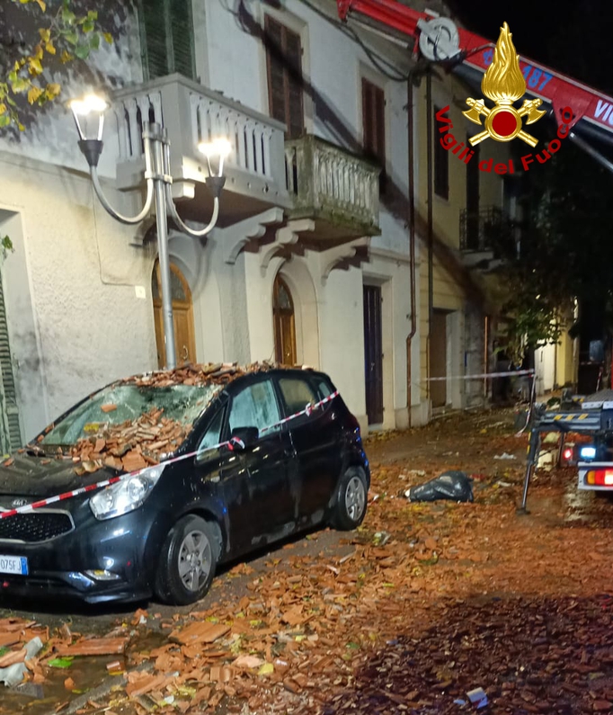 Crolla il tetto di una palazzina a Pisa, disagi nella zona nord ovest della Toscana