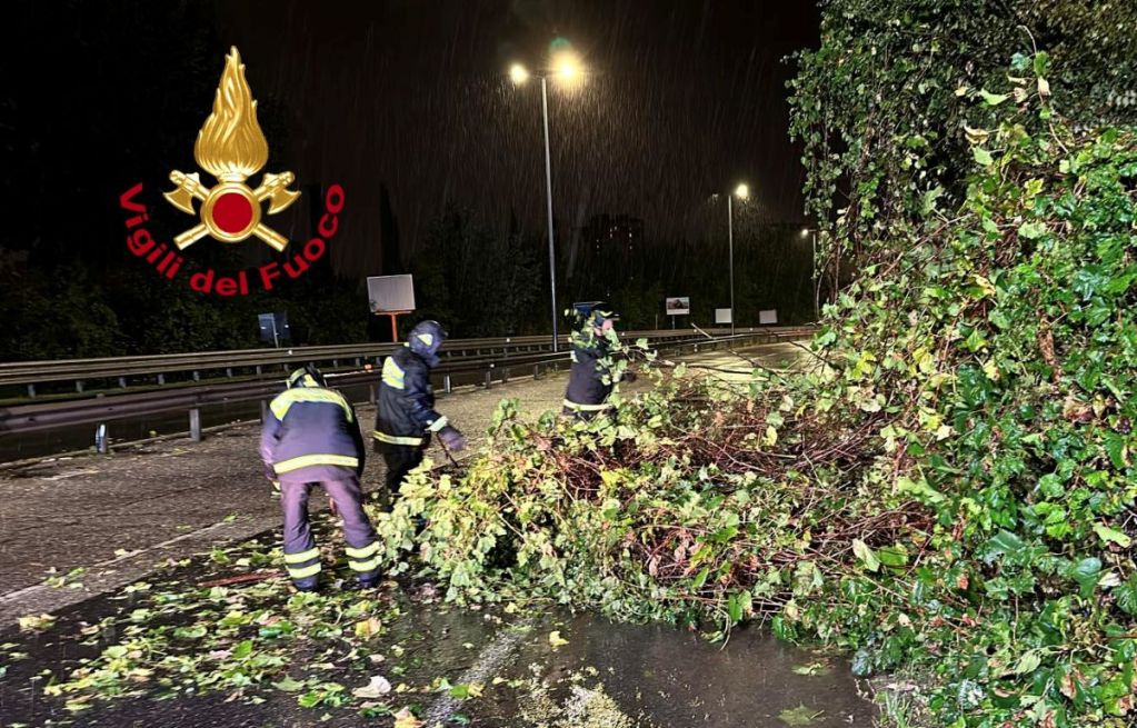 Toscana devastata dal maltempo: allagamenti e tromba d'aria. Vento a 100 km/h