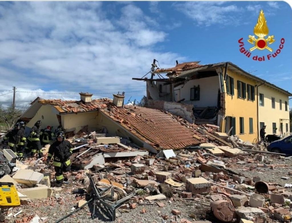 Crolla abitazione per una esplosione a Montecarlo: 4 feriti, si cercano 2 persone