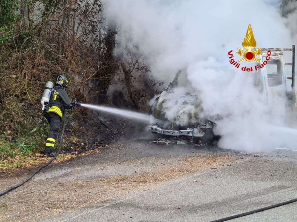 Furgone a fuoco a Montespertoli sulla sp4 Volterrana
