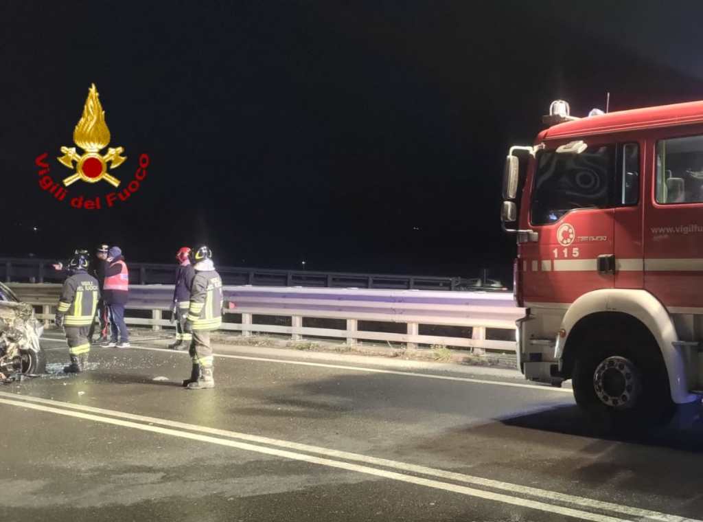 Drammatico incidente: 3 morti nelle auto incendiate