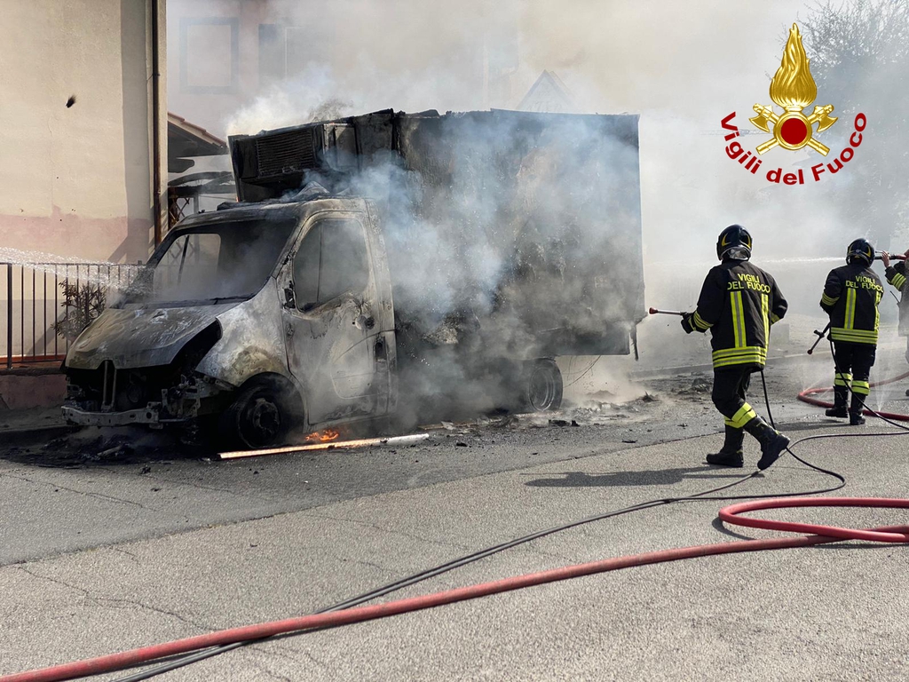 A fuoco un furgone di generi alimentari in pieno centro, nessun ferito
