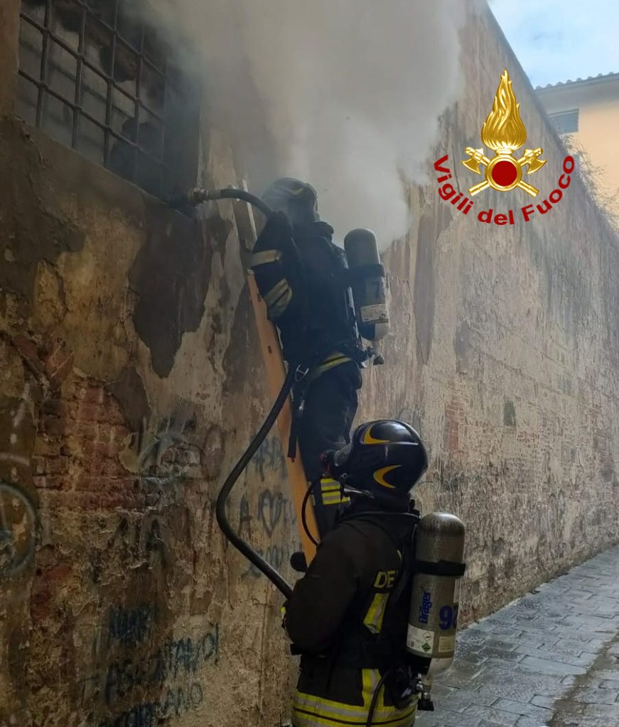 Fiamme distruggono studio d'arte a Pisa