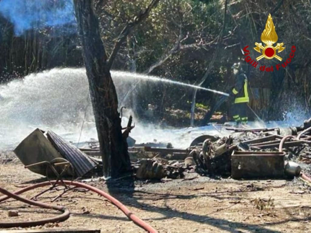 Sette roulotte in fiamme a Pisa, paura per le bombole di gpl
