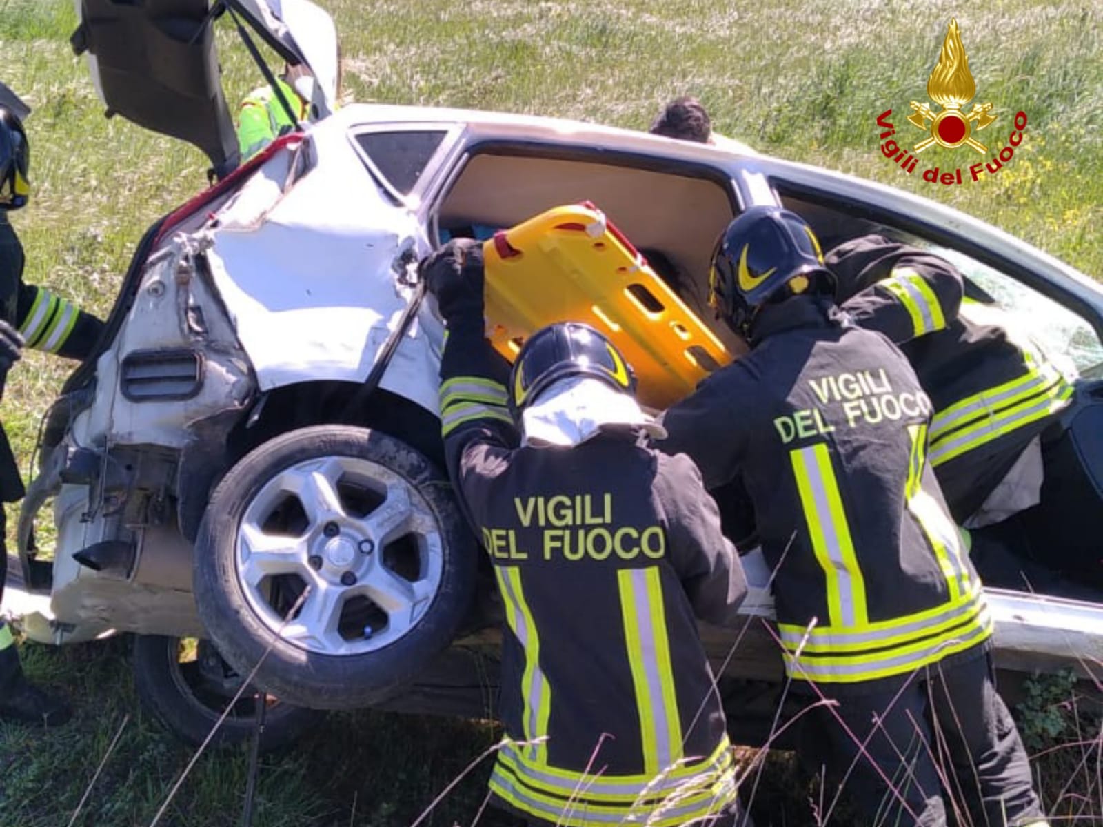 Esce di strada con l'auto e rimane in bilico sulla cunetta