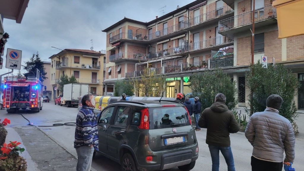 In fiamme uno dei cassonetti in via della Libertà