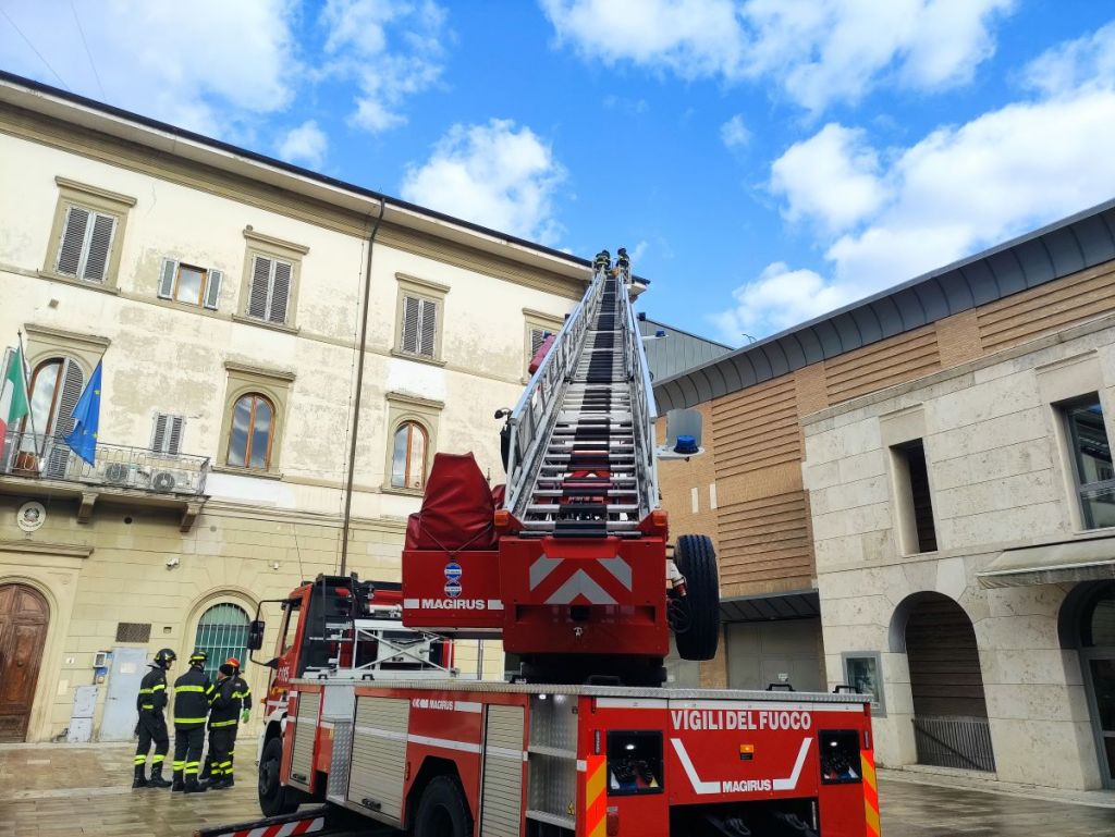 Si stacca frammento di intonaco del Commissariato