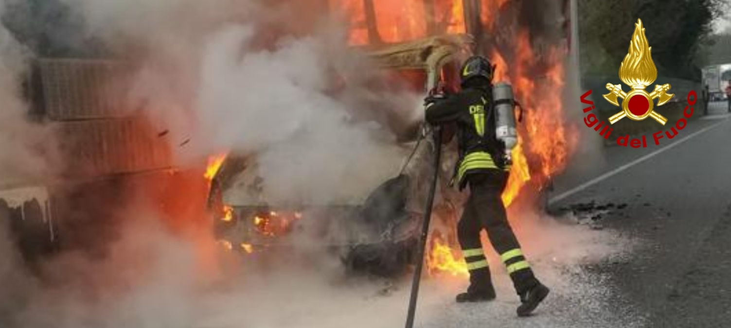 Furgone carico di mobili distrutto dalle fiamme sulla Siena Firenze (le immagini)