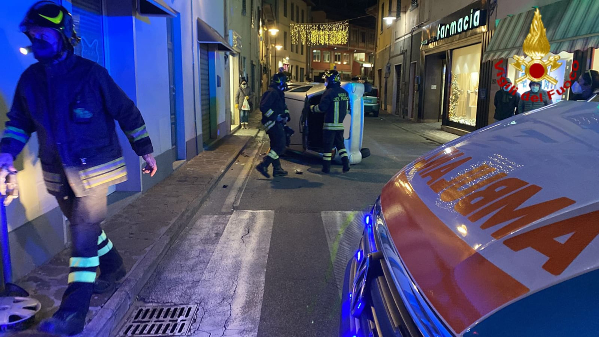 Auto si ribalta in centro, due feriti
