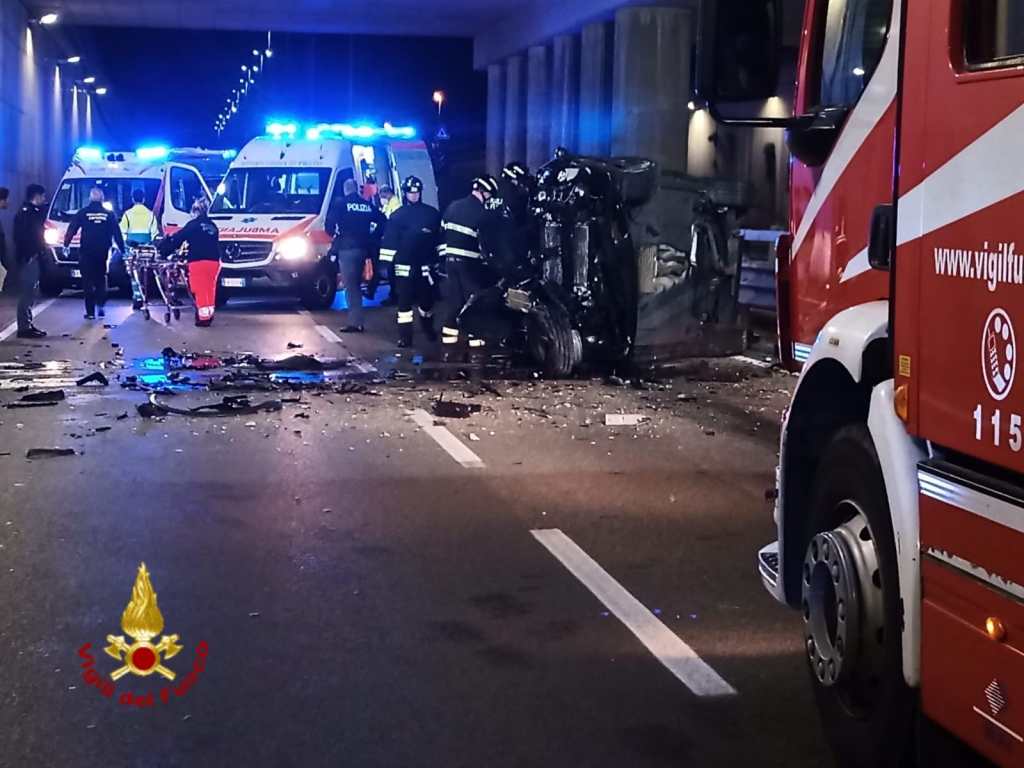 Auto precipita dal cavalcavia, 2 feriti gravissimi