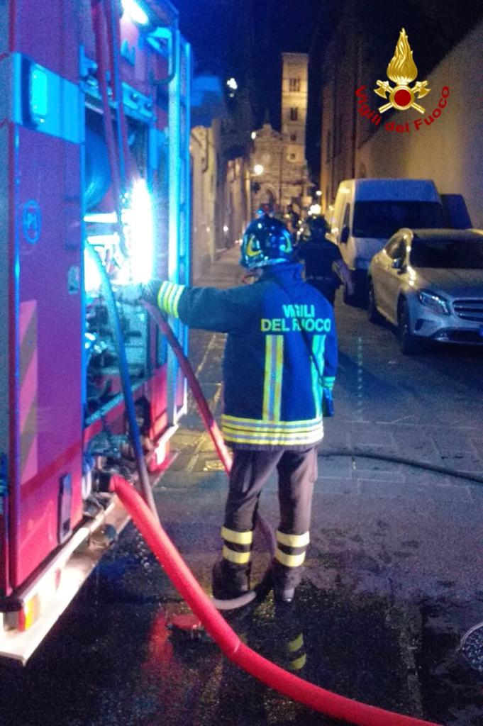 Minimarket distrutto da un incendio