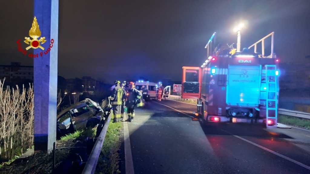 Schianto a Prato in viale Da Vinci, auto distrutta