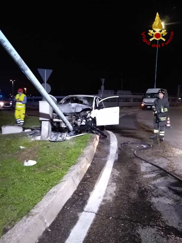 Butta giù un palo della luce e l'auto si incendia: schianto a Prato