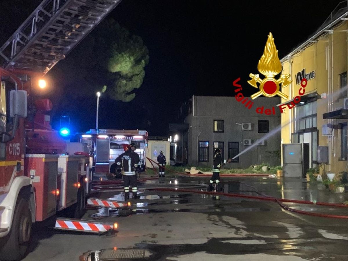 Rogo nella notte in una azienda tessile