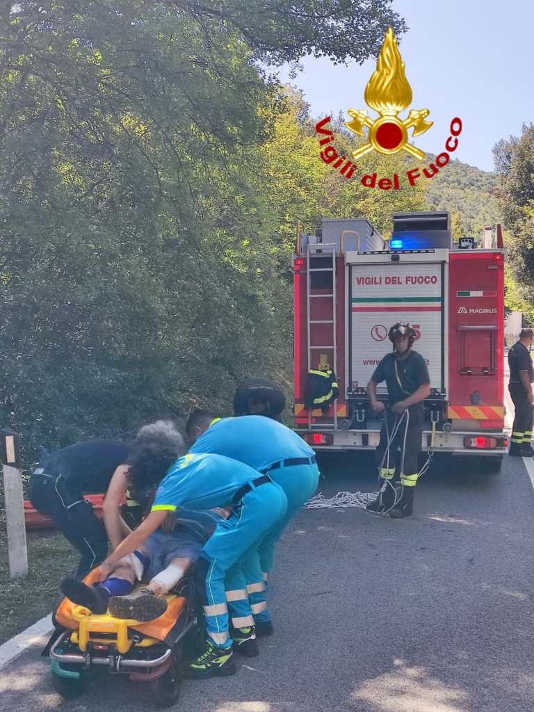 Cade in una scarpata lungo il fiume, recuperato dai vigili del fuoco