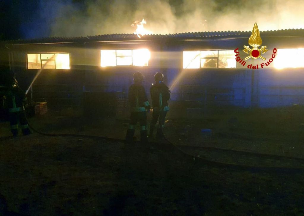 Incendio in un capannone a Piancastagnaio, a fuoco decine di rotoballe