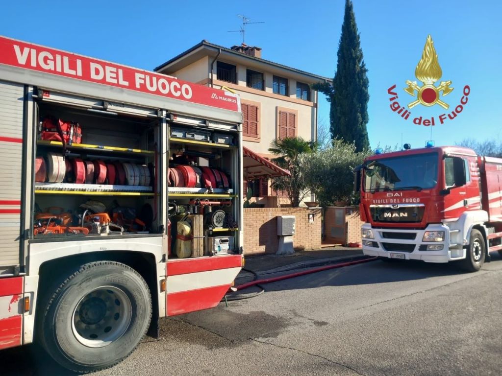 Ragazzino intossicato nell'incendio di un garage a San Giovanni