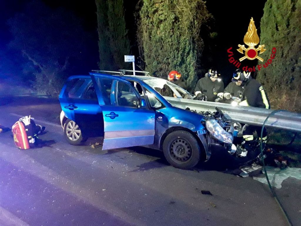 Auto con 4 ragazzi trafitta dal guard rail  a Montespertoli