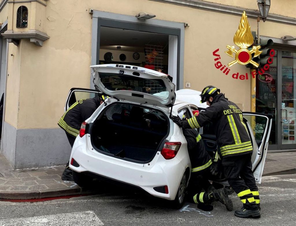 Con l'auto contro un negozio a Scandicci, grave coppia
