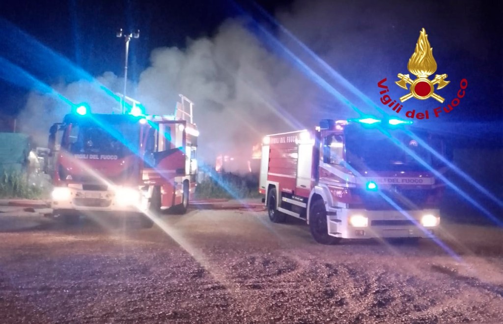 Baracche in fiamme a Scandicci, a fuoco un'auto e un furgone