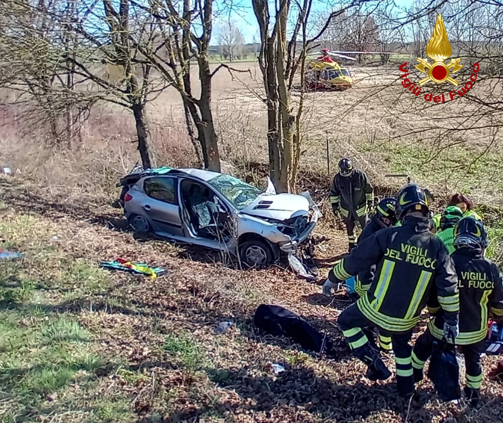 Un uomo e una 19enne incastrati nell'auto finita fuori strada a Bettolle