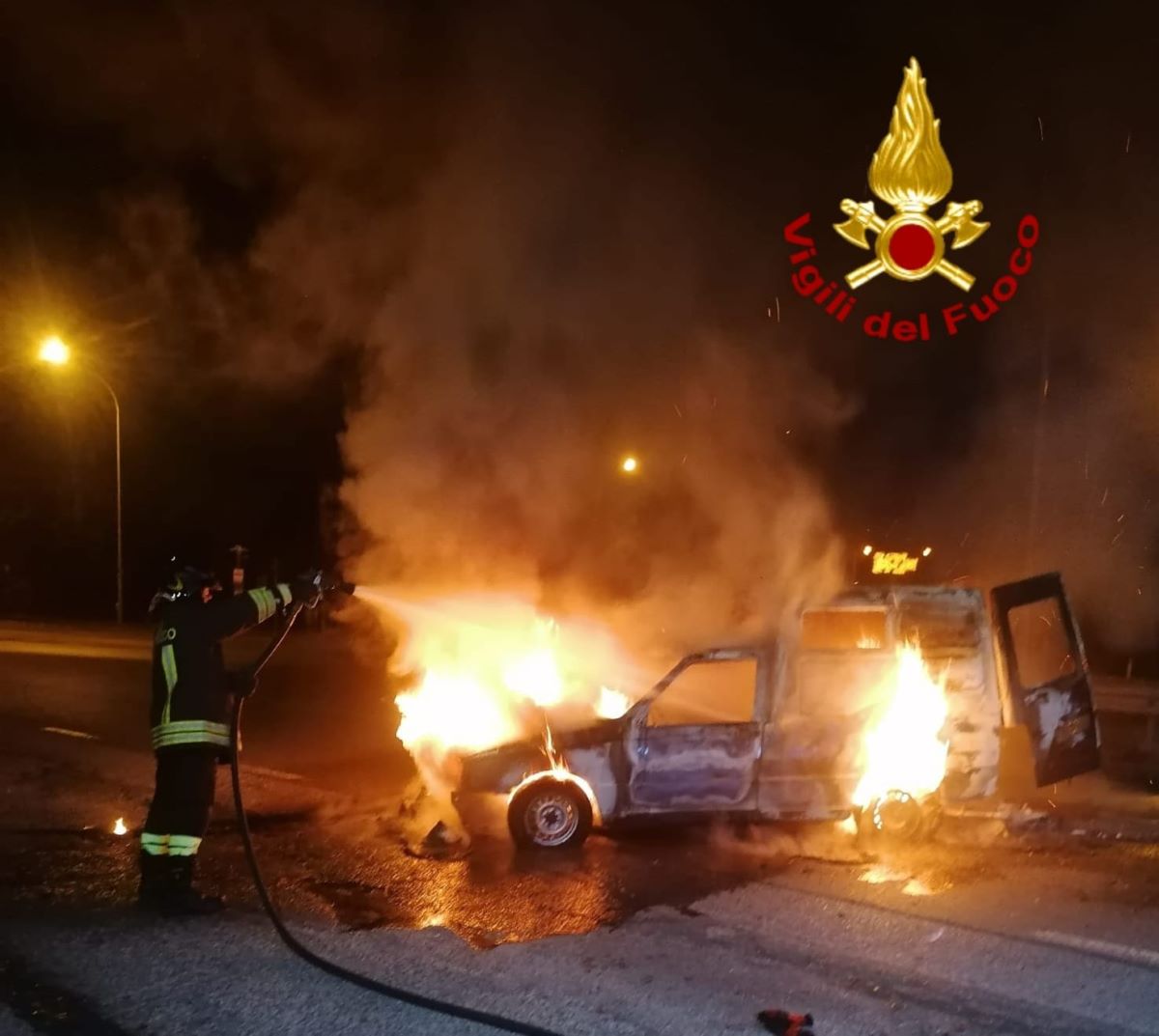 A fuoco 2 auto a Chiusi: si sfrenano e finiscono in mezzo di strada