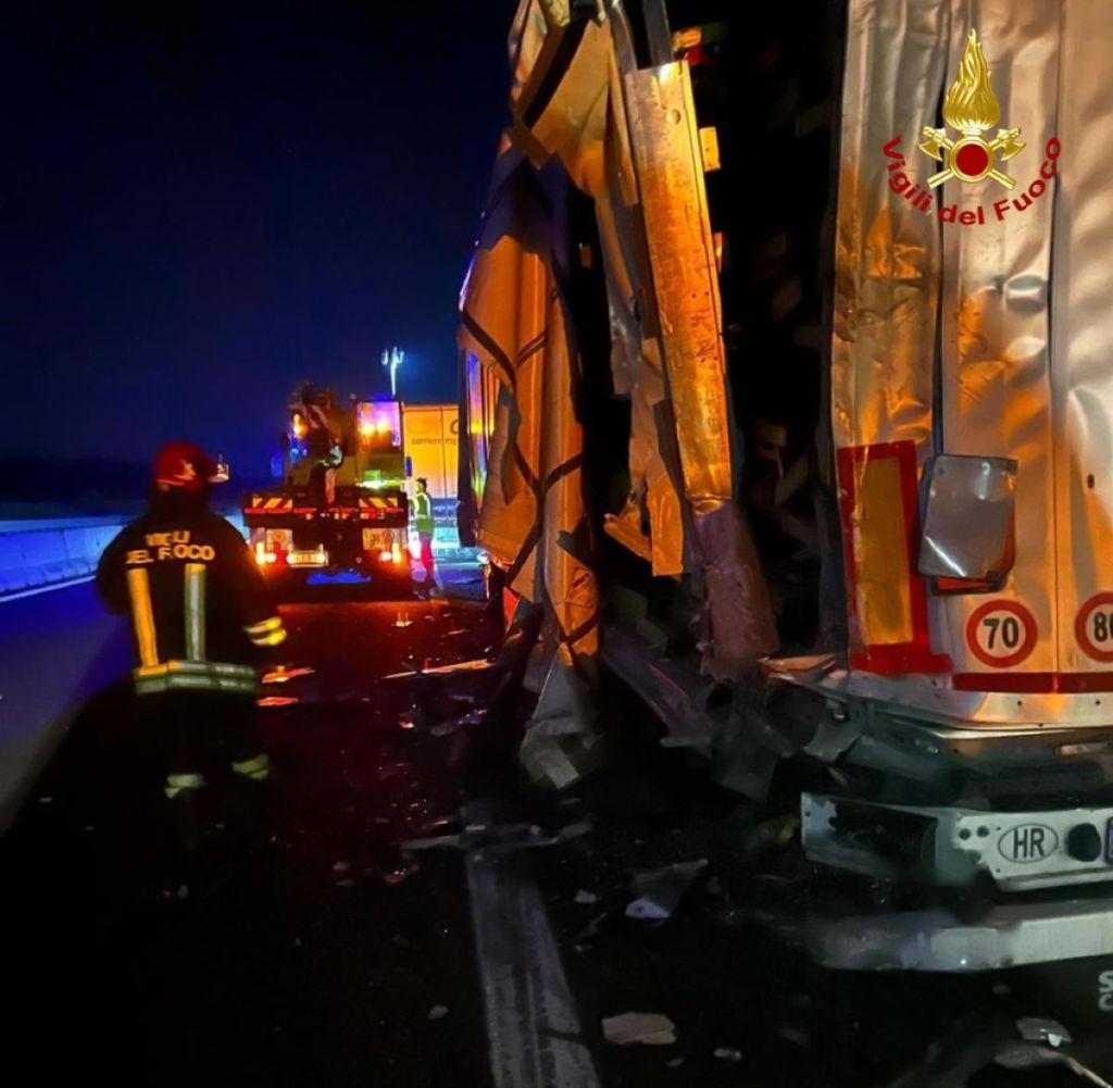 Incidente tra tir in A1: 4 camion coinvolti
