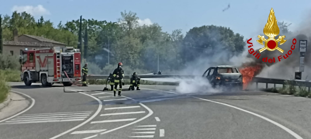 Auto in fiamme a Rapolano: fuoco e fumo, ma nessuno ferito