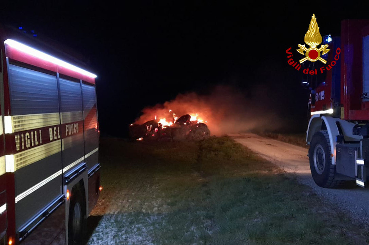 Va fuoco deposito: 50 rotoballe distrutte nel senese