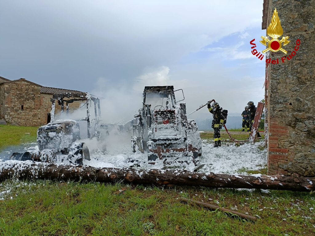 A fuoco due trattori agricoli a Castelnuovo