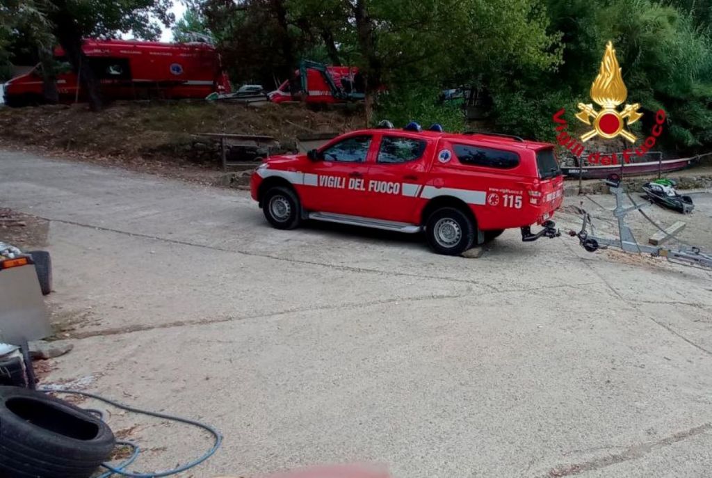 Cade dalla canoa nel lago a Signa: muore 43enne