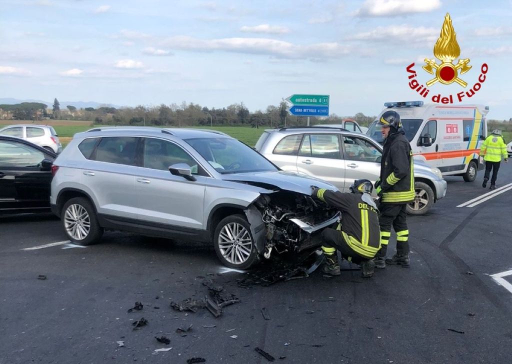 Finisce con l'auto nel canale, due donne ferite