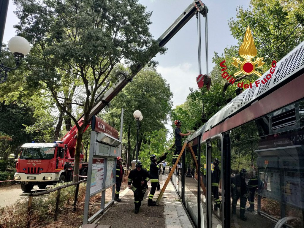 Alberi abbattuti su camper con famiglia all'interno e su camion. Tromba d'aria scoperchia una casa. Tutti i danni del maltempo in Toscana