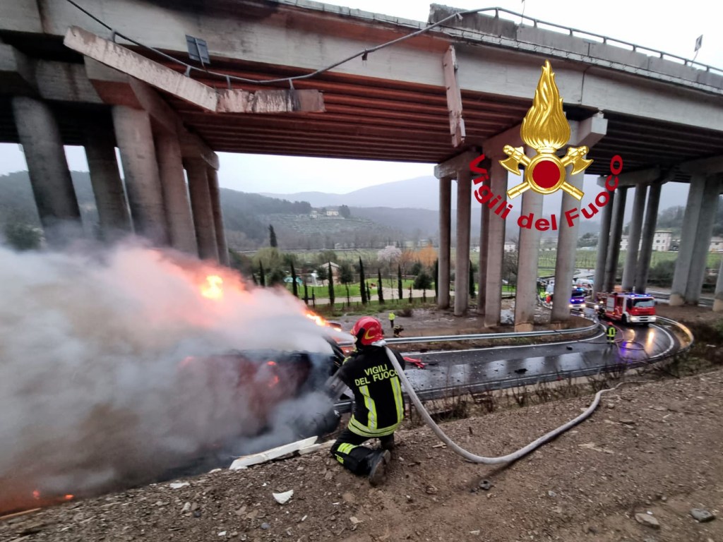 Camion va giù dal viadotto dell'A1 e prende fuoco: morto l'autista. Strada sp107 chiusa a Calenzano
