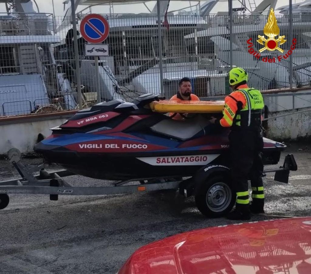 Si tuffa per salvare il cane, ma rischia di annegare