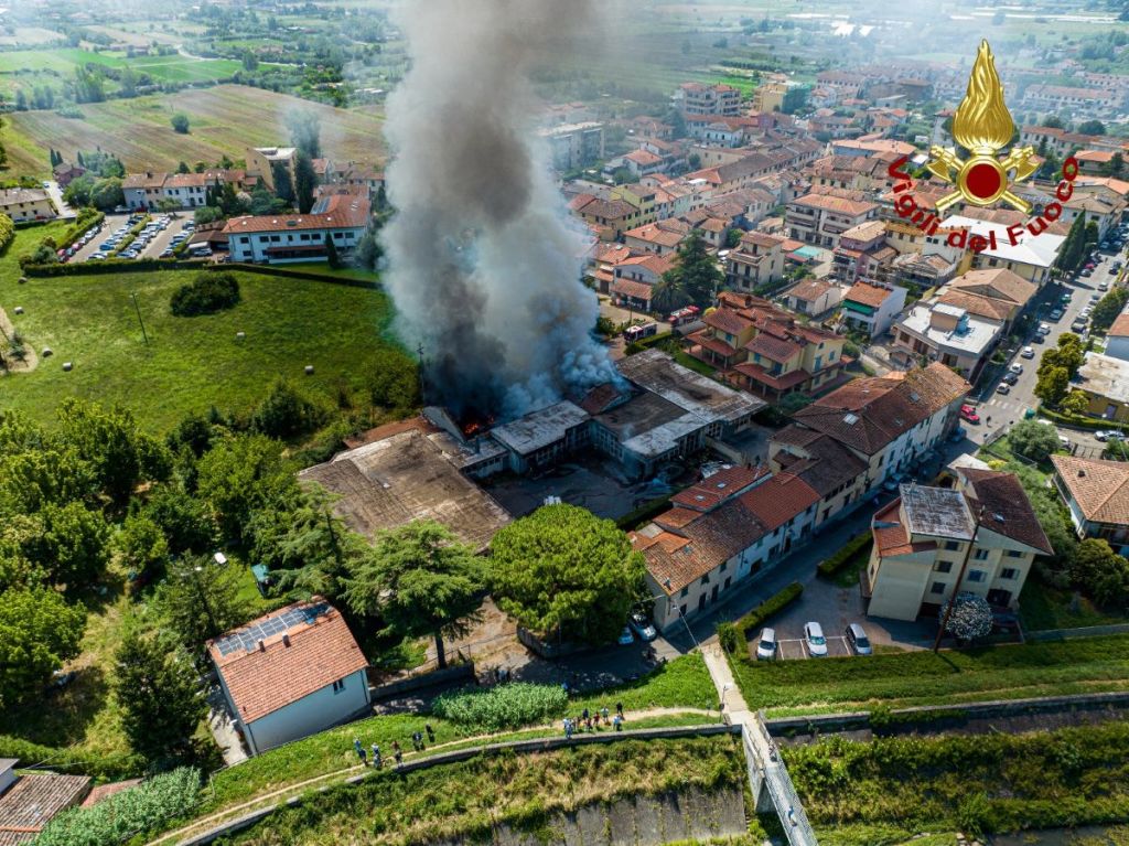 Rogo in un capannone industriale a Campi Bisenzio