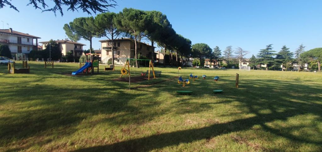 Asciano, pannelli e giochi sensoriali, in via Togliatti nasce l’area verde inclusiva per bambini